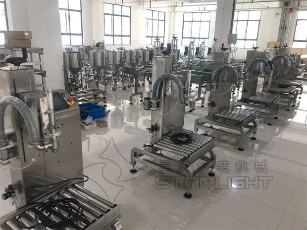 大桶辣椒醬灌裝機設備